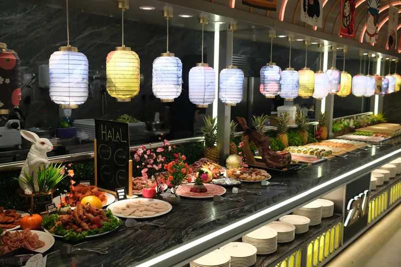 Lanternes au-dessus du buffet