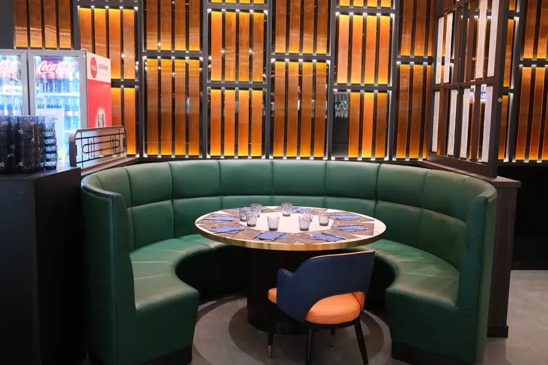 Banquette en velours vert
