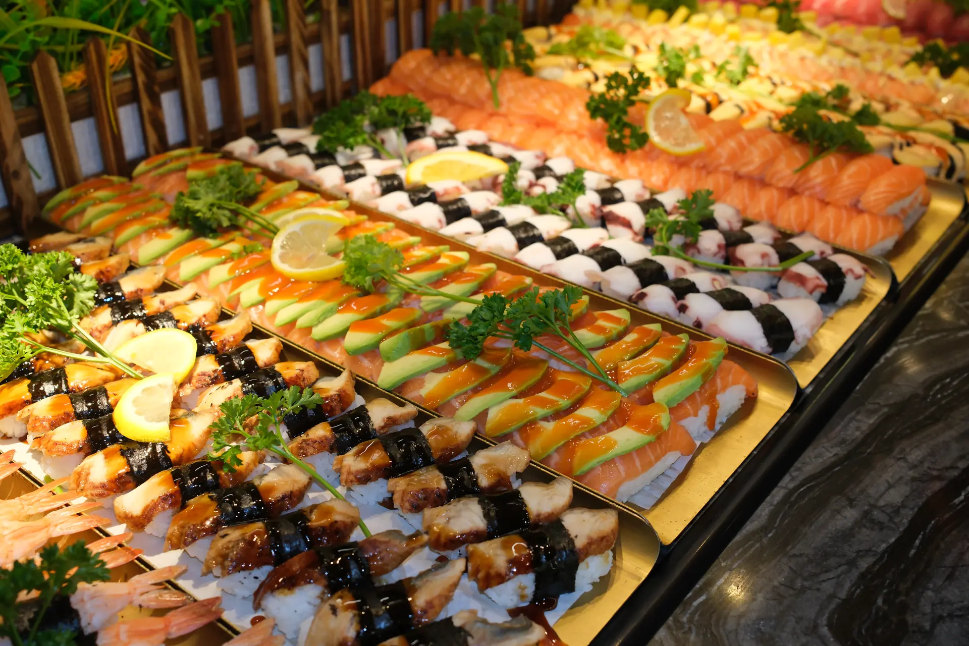 Plateaux de sushis et makis